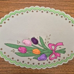 Салфетка "Букет тюльпанов" создана методом гильоширования. Ручная работа