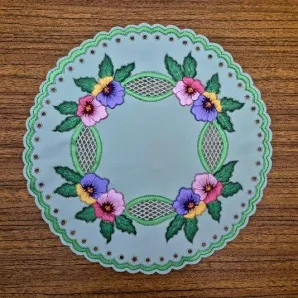 Салфетка "Анютины глазки" создана методом гильоширования. Ручная работа