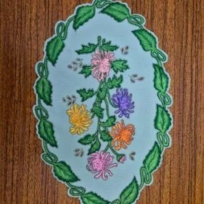 Салфетка "Хризантемы" создана методом гильоширования. Ручная работа