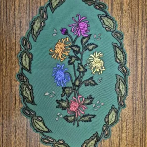 Салфетка "Хризантемы" создана методом гильоширования. Ручная работа