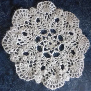 Салфетка "Белый кристалл", вязаная крючком. Ручная работа