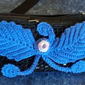 Чехол-украшение на поясную сумку, связанный крючком в стиле ирландского кружева (на сетке)