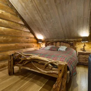 Кровать из массива можжевелового дерева