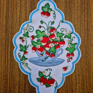 Салфетка "Клубника в чашке", создана методом гильоширования. Ручная работа