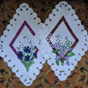 Салфетка "Цветы в ромбе" создана методом гильоширования. Ручная работа