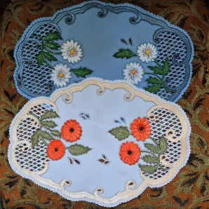 Салфетки "Полевые цветы" создана методом гильоширования. Ручная работа