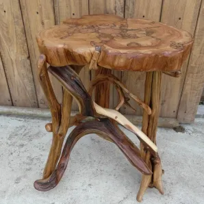 Табурет из массива можжевельника