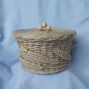 Корзинка плетеная с крышкой из бумажной лозы