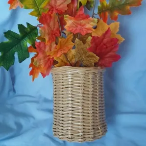 Корзинка плетеная из бумажной лозы