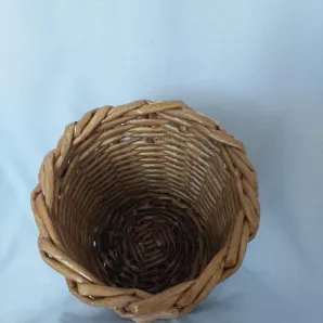 Плетеная ваза из бумажной лозы