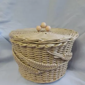 Корзина плетеная из эколозы с крышкой.