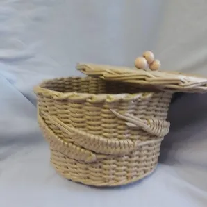 Корзина плетеная из эколозы с крышкой.