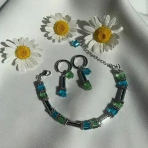 Комплект украшений из стеклянных бусин