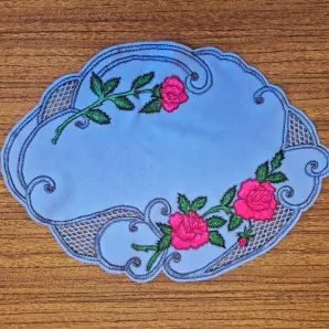 Салфетка "Три розы на синем" создана методом гильоширования. Ручная работа