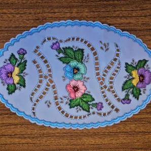 Салфетка "Анютины глазки в синем овале" создана методом гильоширования. Ручная работа