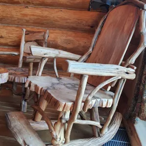 Кресло из массива можжевелового дерева