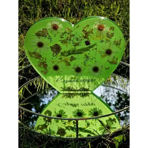 Декоративное сердце из эпоксидной смолы с травами