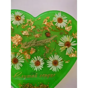 Декоративное сердце из эпоксидной смолы с травами