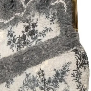 Сумка ридикюль в технике валяние из овечьей шерсти. Высота сумки 33 см, длина 32 см