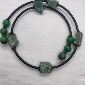 Колье на Мемори на проволоке, бусины нефрит