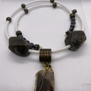 Колье на Мемори на проволоке, бусины Агат