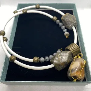 Колье на Мемори на проволоке, бусины Агат