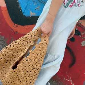 сумка женская из рафии в технике цветочных мотивов