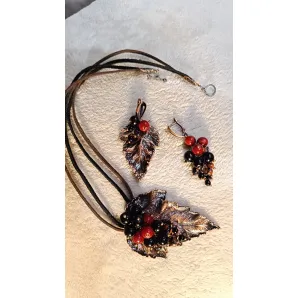 Комплект "Смородина", состоящий из ассиметричных серег и изящного колье, вобрал в себя очарование летнего сада, где сочные ягоды смородины манят своей сладостью. Этот уникальный набор создан вручную, используя технику гальванопластики, позволяющую меди бережно окутать каждый природный элемент, сохраняя его неповторимую красоту.


Серьги, словно две разные стороны одной истории, отражают многогранность природы. Одна серьга может представлять собой гроздь спелых ягод смородины, искусно выполненных из натуральных камней глубокого красного или черного цвета, оплетенных тонкими медными веточками. Другая же, более лаконичная, может быть представлена медным листочком, застывшим в вечном танце, с капелькой янтаря, символизирующей солнечный свет, пробивающийся сквозь листву.


Колье "Смородина" является центральным элементом набора, объединяя в себе мотивы серег. Здесь также можно увидеть переплетение медных листьев и яркие акценты натуральных камней, имитирующих ягоды смородины. Разнообразие размеров и форм камней придает колье динамичность и живость, напоминая о летнем изобилии.


Медь, используемая в технике гальванопластики, не только придает изделиям прочность и долговечность, но и подчеркивает природную красоту камней и листьев, создавая неповторимый эффект старины и благородства. Комплект "Смородина" – это идеальный выбор для тех, кто ценит оригинальность, ручную работу и красоту натуральных материалов. Он станет прекрасным дополнением к любому образу, добавив в него нотку природной элегантности и неповторимого шарма.