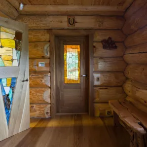 Дверь из массива дерева с витражным стеклом