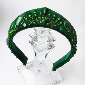 Ободок-кокошник с малахитом и вышивкой Зеленая история, размер универсальный, высота в центре - 4 см.