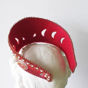 Кокошник красный с жемчугом и кристаллами Сударушка, универсальный размер, высота - 7 см.