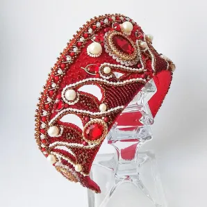 Кокошник красный с жемчугом и кристаллами Сударушка, универсальный размер, высота - 7 см.