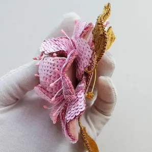 Брошь украшение с вышивкой, ручная работа, цветок 9 х 4 см