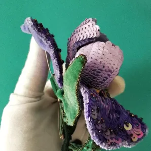 Брошь цветок с вышивкой, ручная работа Ирис