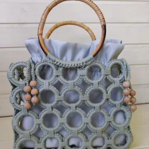 сумка женская кольцами из полиэфирного шнура с ручками из ротанга