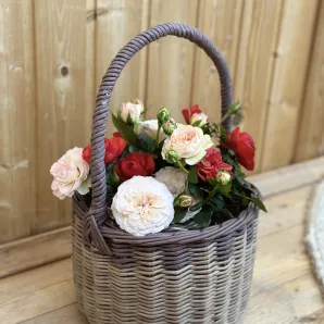 Корзина для цветов из бумажной лозы