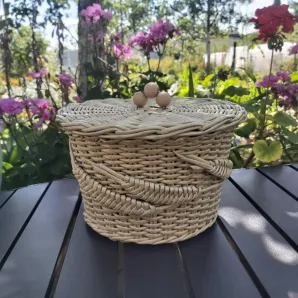 Корзина плетеная из эколозы с крышкой.