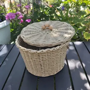 Корзина плетеная из эколозы с крышкой.