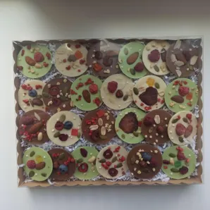 Набор шоколадных медиантов из белого и молочного шоколада (24 штуки)