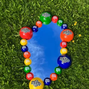 Фигурное зеркало в стиле M&M