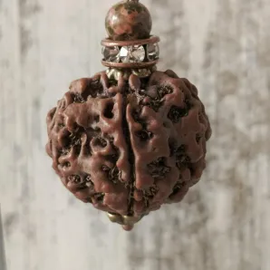 Серьги с рудракшей и унакитом