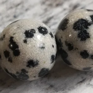 Браслет из далматиновой яшмы