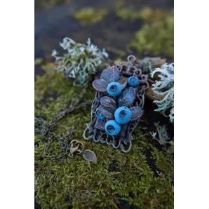 Кулон с листьями и ягодами голубики