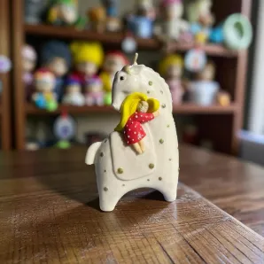 Свеча из соевого воска "Лошадка с девочкой"