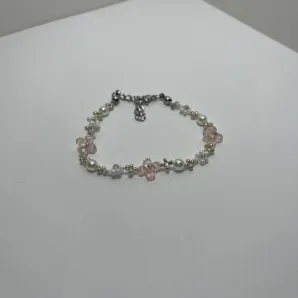 Браслет из бусин и бисера с цветочками ручной работы (розовый)