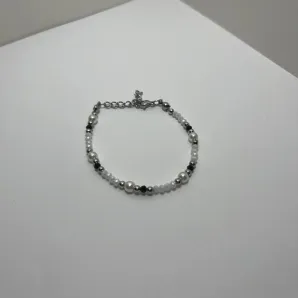 Браслет из бусин ручной работы (черно-белый)