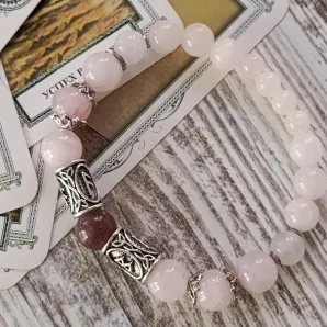 Браслет из розового кварца с рунами и турмалином