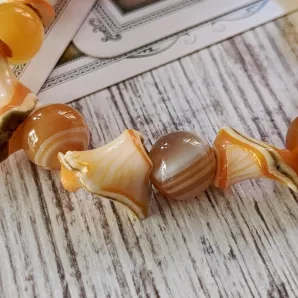 Браслет из агата и ракушек