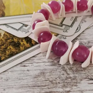 Браслет из халцедона с ракушками