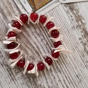 Браслет из карнеола с ракушками